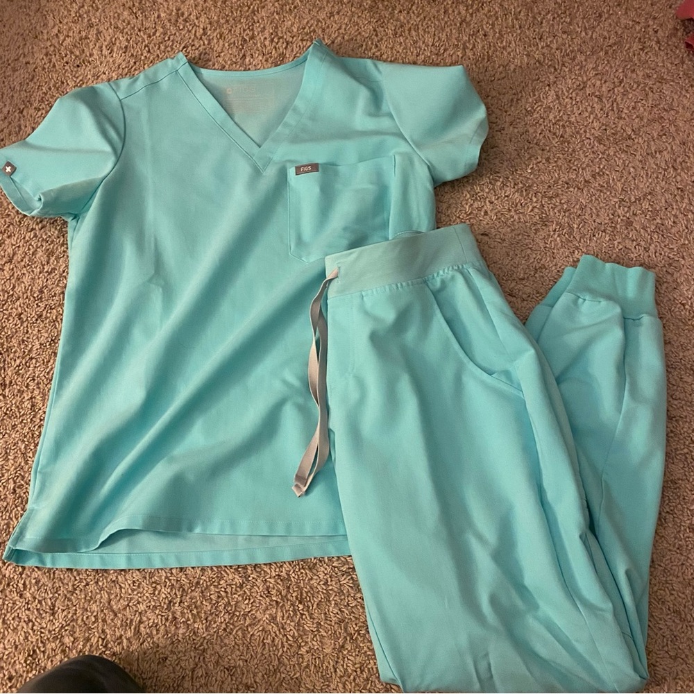 Figs, size small scrubs. Zamora regular length joggers and Catarina top.
